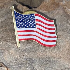 5/$10❤️❤️❤️Vintage 90s American Flag Lapel Pin